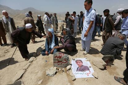 Tumba de una de las v&iacute;ctimas del atentado de esta semana en Kabul