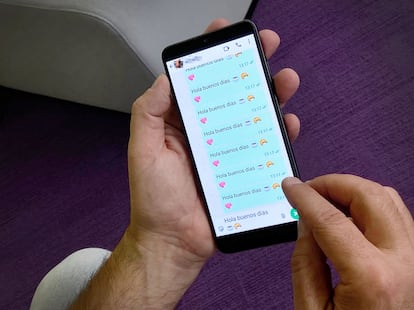 Una persona manda mensajes desde su teléfono móvil.