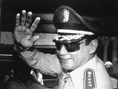 Manuel Antonio Noriega saluda a los periodistas después de una reunión del Consejo de Estado, en el palacio presidencial de Panamá, el 31 de agosto de 1989.