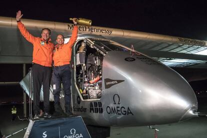 El piloto Bertrand Piccard, derecha, junto al piloto alternativo, Andre Borschberg, saludando después de aterrizar en Moffett Airfield, en Silicon Valley, California.