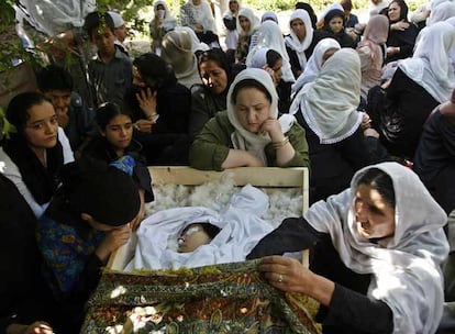 Familiares de la periodista Zakia Zaki, en el funeral celebrado ayer en la provincia afgana de Parwan.