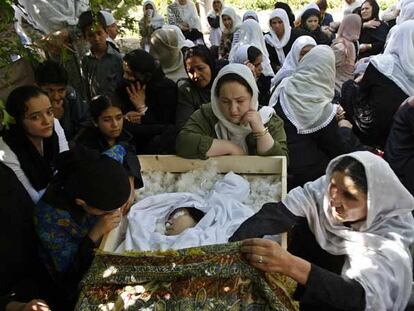 Familiares de la periodista Zakia Zaki, en el funeral celebrado ayer en la provincia afgana de Parwan.