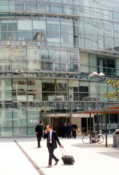 Entrada al edificio en Bilbao donde est la SPRI, ayer.