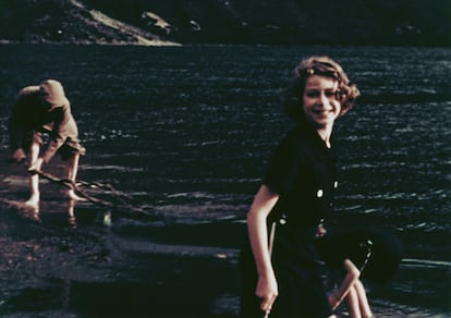 Balmoral se ha convertido en el refugio favorito de Isabel II. En esta imagen, las princesas niñas, a finales de 1930, juegan en el agua del lago Muick en los dominios del castillo de Balmoral, el lugar preferido de la reina durante su larga vida.