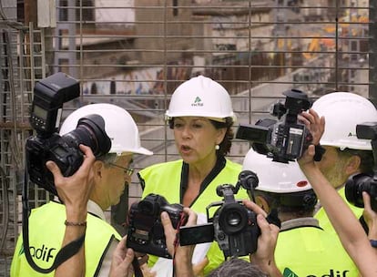 Magdalena Álvarez, en su visita a las obras de la estación de Sants.