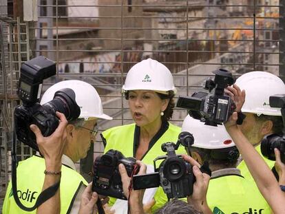 Magdalena Álvarez, en su visita a las obras de la estación de Sants.