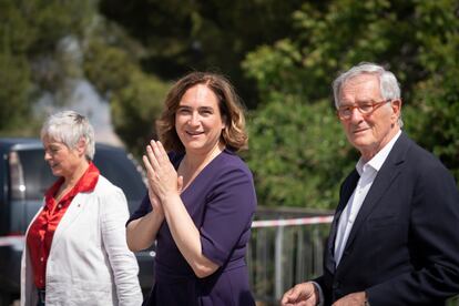 Ada Colau y Xavier Trias, junto a Anna Grau, al fondo, en la sesión de fotos de los candidatos a la alcaldía de Barcelona, que se hizo en el Mirador del alcalde en Montjuic