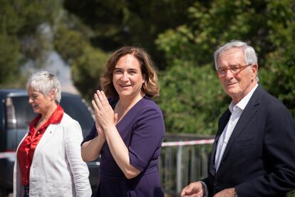 Ada Colau y Xavier Trias, junto a Anna Grau, al fondo, en la sesión de fotos de los candidatos a la alcaldía de Barcelona, que se hizo en el Mirador del alcalde en Montjuic