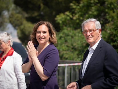 Ada Colau y Xavier Trias, junto a Anna Grau, al fondo, en la sesión de fotos de los candidatos a la alcaldía de Barcelona, que se hizo en el Mirador del alcalde en Montjuic