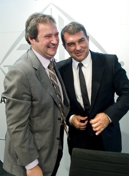 Jordi Hereu y Joan Laporta se felicitan por el acuerdo de recalificación del Miniestadi.