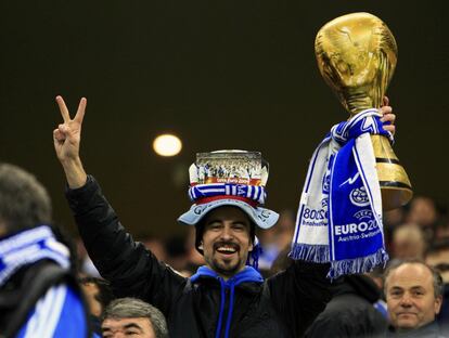 Un griego celebra la clasificación de su equipo para el Mundial tras el final del partido en el estadio de Bucarest (Rumanía).