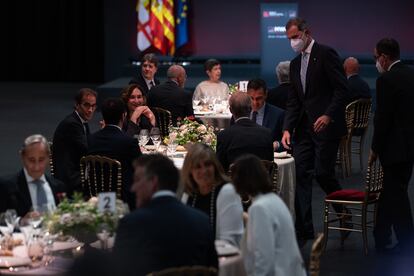 La 'mesa cero' del arranque del Mobile presidida por el Rey, Felipe VI, el presidente del Gobierno, Pedro Sánchez, el de la Generalitat, Pere Aragonès y la alcaldesa de Barcelona, Ada Colau.