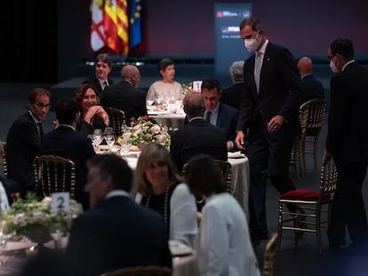 La 'mesa cero' del arranque del Mobile presidida por el Rey, Felipe VI, el presidente del Gobierno, Pedro Sánchez, el de la Generalitat, Pere Aragonès y la alcaldesa de Barcelona, Ada Colau.