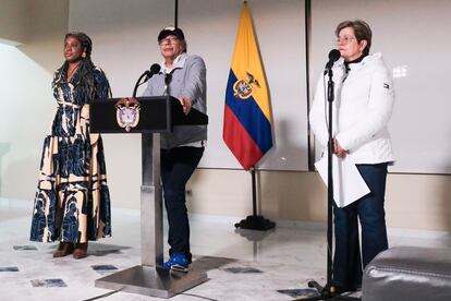 Gustavo Petro (centro) junto a la la Ministra de Trabajo, Gloria Inés Ramírez (derecha) y la Ministra de Educación, Aurora Vergara (izquierda), durante una rueda de prensa en Bogotá (Colombia), en noviembre de 2023.