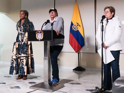 Gustavo Petro (centro) junto a la la Ministra de Trabajo, Gloria Inés Ramírez (derecha) y la Ministra de Educación, Aurora Vergara (izquierda), durante una rueda de prensa en Bogotá (Colombia), en noviembre de 2023.