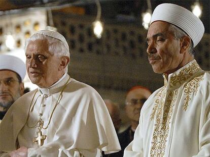 El Papa reza con el gran muftí de Estambul, Mustafa Cagrici, durante una visita a Turquía en 2006.