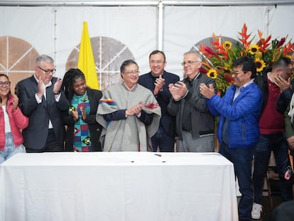 Al centro, Gustavo Petro, después de firmar la Ley de Paz Total, el pasado 4 de noviembre.