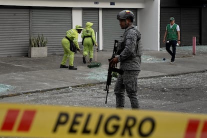 Un policía patrulla la zona del atentado en Cali, el 22 de agosto.