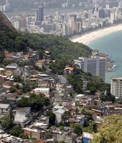 Vista aérea de la favela Vidigal de Río de Janeiro (Brasil)