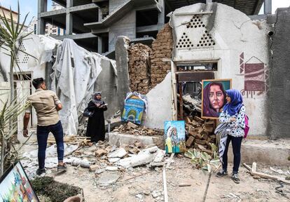 Artistas palestinos exhiben obras de arte en el patio de la destruida Arts and Crafts Village, atacada por las fuerzas aéreas israelís, en la ciudad de Gaza.