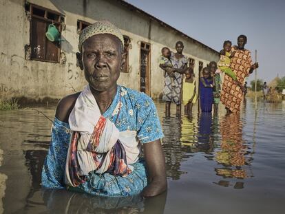 Tampoco todos los pobladores pueden aprovechar el río, pues pocos tienen redes y el pescado no es suficiente<p>En la imagen, en primer término, NyayuaThang, de 62 años: “Las inundaciones se llevaron todo lo que estábamos cultivando”, dice. Hace días que no come. Se refugia con otros vecinos de su pueblo en la casa que está detrás de ellos, una escuela.</p>