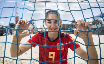 Carol González posa en el campo de fútbol playa de la Federación Andaluza en Málaga.