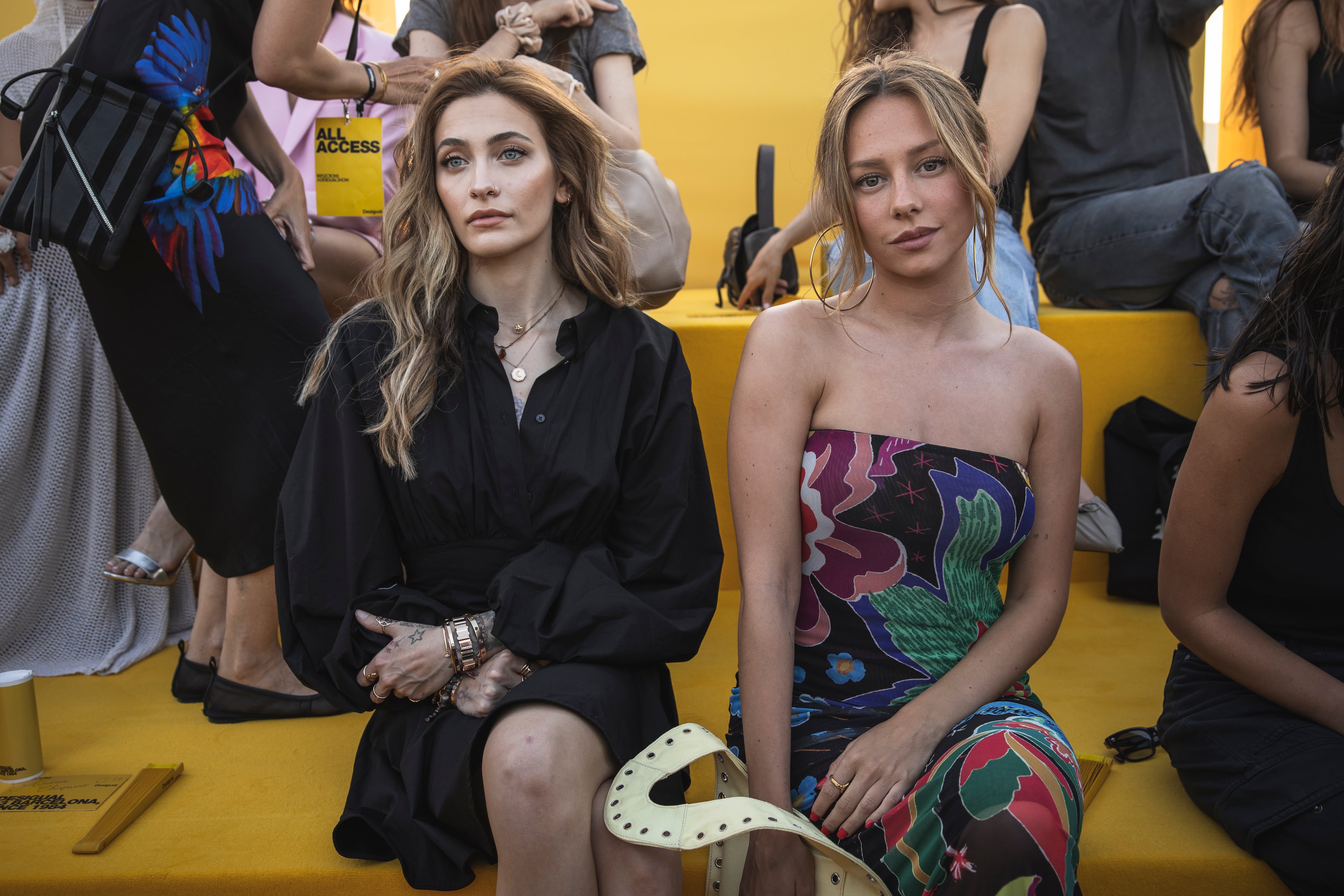 Así ha sido el reencuentro entre Ester Expósito y Paris Jackson en Barcelona tras su tensa aparición de hace un año