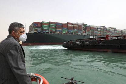 Ossama Rabei, jefe de la Autoridad del Canal de Suez, observa el 'Ever Given' desde otro barco el jueves. Rabie explicó que la operación de rescate arrancó inmediatamente después de producirse el accidente, el pasado martes.