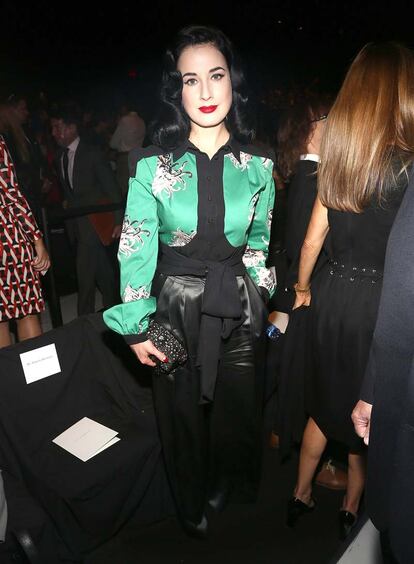 Otra de las habituales es Dita Von Teese, que siempre perfecta pos as antes del comienzo del desfile de Carolina Herrera.