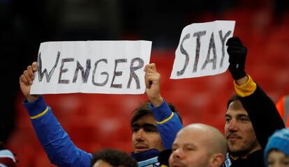 Dos seguidores del Arsenal piden a Wegner que se quede como entrenador del Arsenal durante un partido contra el Manchester City, el 25 de febrero de 2018. 