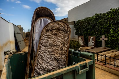 Un ataúd dañado en el cementerio de Catarroja, este jueves.