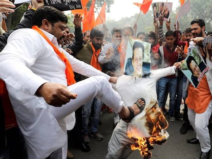 Un grupo de manifestantes quema una fotografía del primer ministro paquistaní, durante una protesta en Delhi el pasado jueves. 