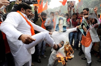 Un grupo de manifestantes quema una fotografía del primer ministro paquistaní, durante una protesta en Delhi el pasado jueves.
