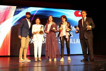 El equipo de Santillana y Goodnews recogen los premios en el Teatro Infanta Isabel de Madrid