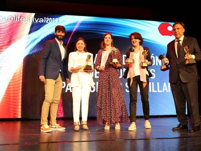 El equipo de Santillana y Goodnews recogen los premios en el Teatro Infanta Isabel de Madrid