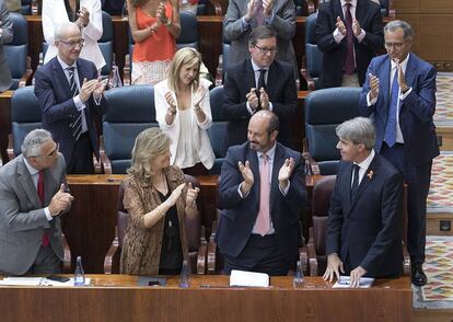 Diputados del PP aplauden a Ángel Garrido en la Asamblea de Madrid en septiembre. 