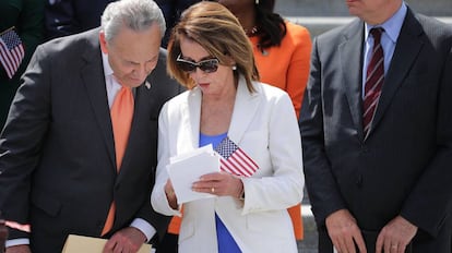 La congresista demócrata Nancy Pelosy con el senador Chuck Schumer