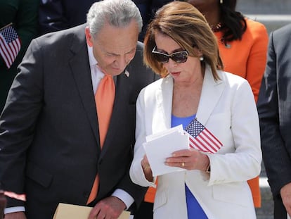 La congresista demócrata Nancy Pelosy con el senador Chuck Schumer