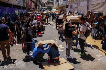 Migrantes esperan para su registro de identificacin en Santiago, Chile, el 16 de diciembre de 2024.