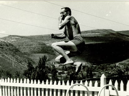 Miguel Delibes lanzándose al agua en la piscina de su casa de Sedano (Burgos). En torno a 1961.