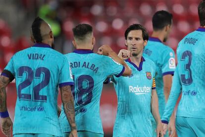 El jugador del FC Barcelona celebra el segundo gol marcado por su compañero Martin Braithwaite durante el partido del Laliga disputado contra el RCD Mallorca en el estadio Iberostar