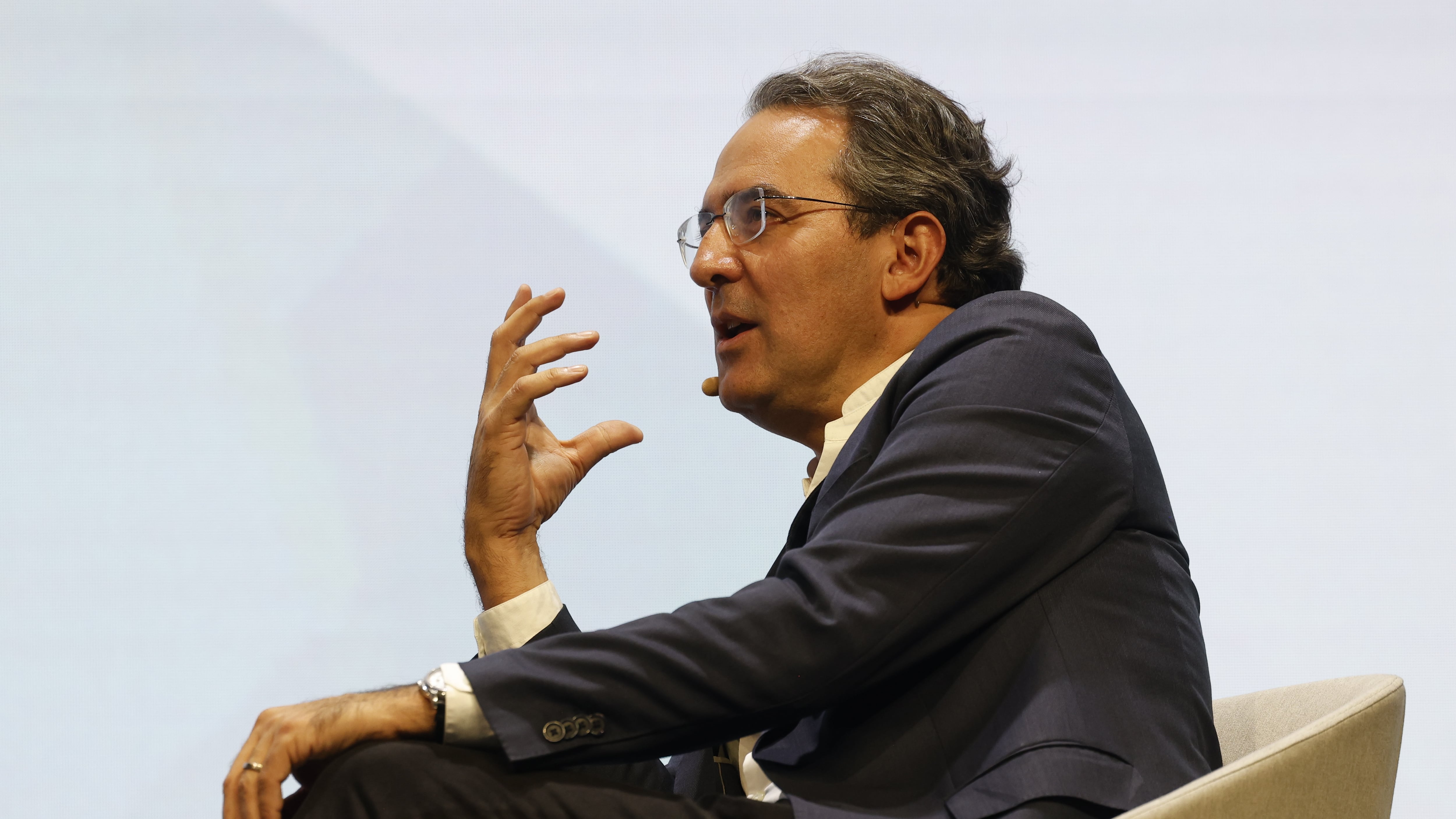 El escritor Juan Gabriel Vásquez: “Las redes han pasado de la esperanza democrática al mayor mecanismo de manipulación colectiva”