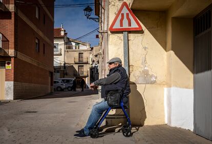 Enrique, al sol del invierno, en Villanueva de Viver, donde tienen fama su miel y sus trufas.

