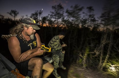 Crum busca entre los arbustos pistas de alguna serpiente.