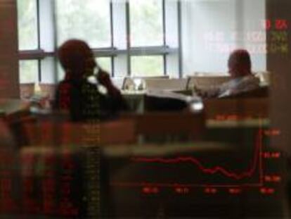 Una imagen de los precios de las acciones, en su mayoría en números rojos, que muestra la pantalla de la Bolsa de Manila, Filipinas. EFE/Archivo