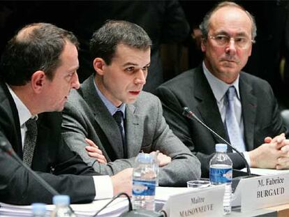 El juez Fabrice Burgaud, flanqueado por sus abogados, Patrick Maissoneuve, a la izquierda, y Jean-Yves Dupeux.