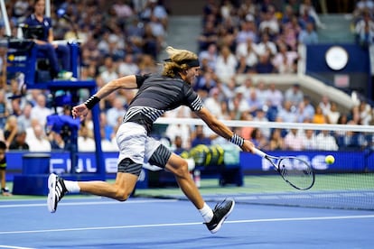 Zverev intenta devolver la pelota durante el partido.