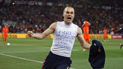 Iniesta homenajea a Jarque tras marcar el gol de la victoria en la final del Mundial de Sudáfrica 2010.