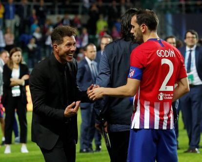 Simeone celebra con Godín la victoria en la Supercopa de Europa.