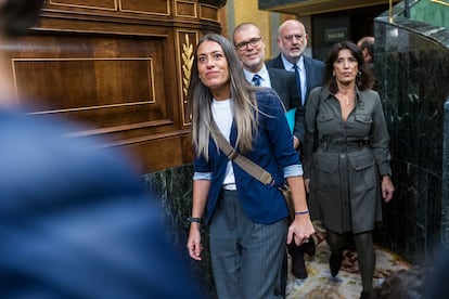 Miriam Nogueras, al frente de otros diputados de Junts, el miércoles a su llegada a la sesión de investidura de Pedro Sánchez en el Congreso.